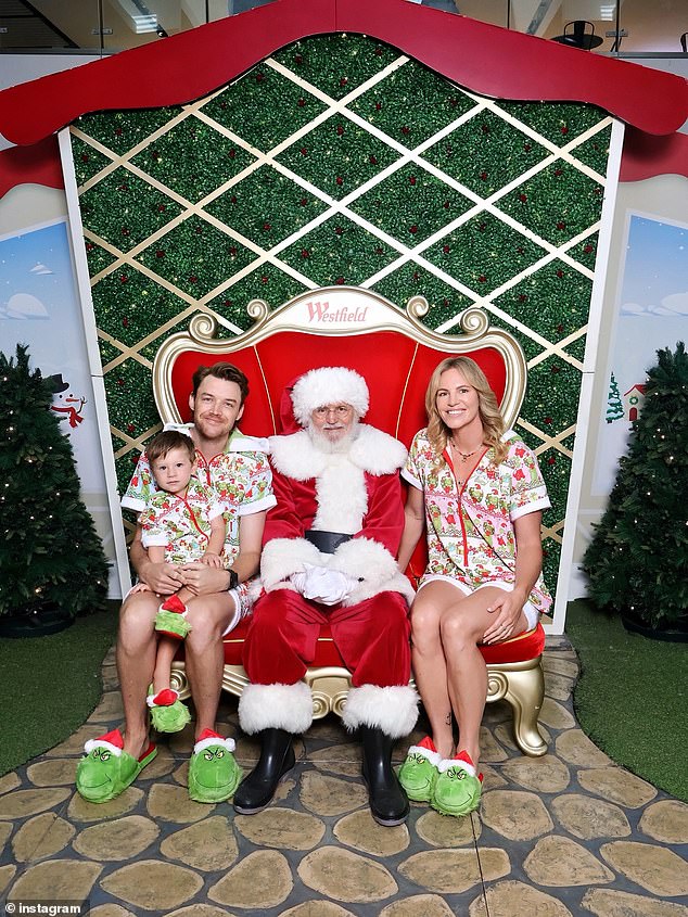 يأتي ذلك بعد أن صفقت إميلي مرة أخرى يوم الأحد، بعد أن انتقدها القزم لأنها سمحت لابنها بالجلوس في حضن شريكها الجديد في صورة عائلية لعيد الميلاد.