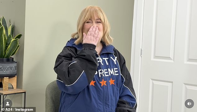 وفي المقابل، ارتدى المغني السترة المرغوبة لتصوير تحية خاصة لتيموثي بمناسبة عيد ميلاده، حيث غنى له عيد ميلاد سعيد، قبل أن يرسل له قبلة.