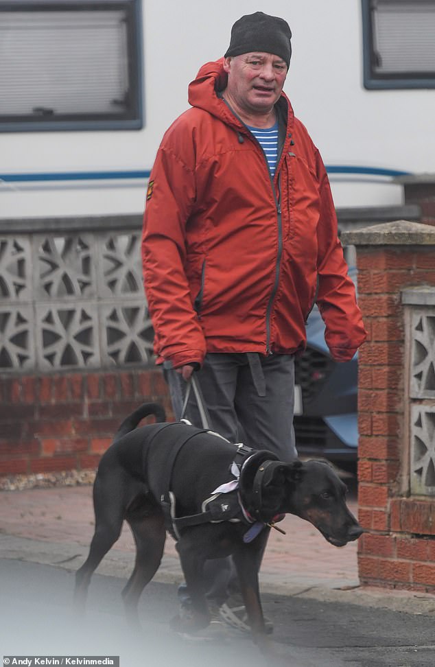 كان مارك ملفوفًا بمعطف برتقالي ملفت للنظر عندما خرج بعد أن تم الكشف عن أنه تمت دعوته لحضور حفل الزفاف في باث آبي، ولكن قيل له إنه سيتعين عليه الجلوس في الصف الخلفي.