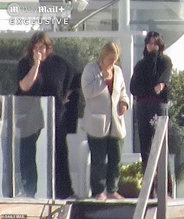 خرجت رومي خارج منزل الشاطئ بجنوب كاليفورنيا مع صديقين