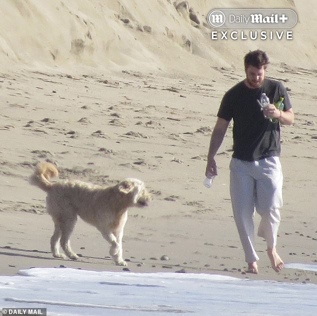 وفي الوقت نفسه، شوهدت سيلبربيرج وهي تتمشى على طول الشاطئ مع كلب رومي، بيلي، يوم السبت