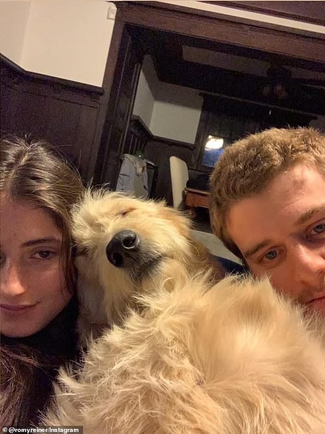 تم تصوير رومي مع كلبها بيلي وسيلبربيرج