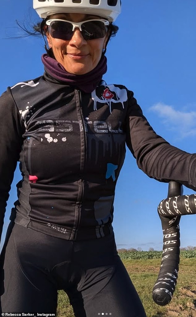 بعد أن شاركت ريبيكا سابقًا لقطات لنفسها وهي ترتدي معدات التمرين أثناء ركوب الدراجة (في الصورة)، علقت على آخر مشاركة لها: 