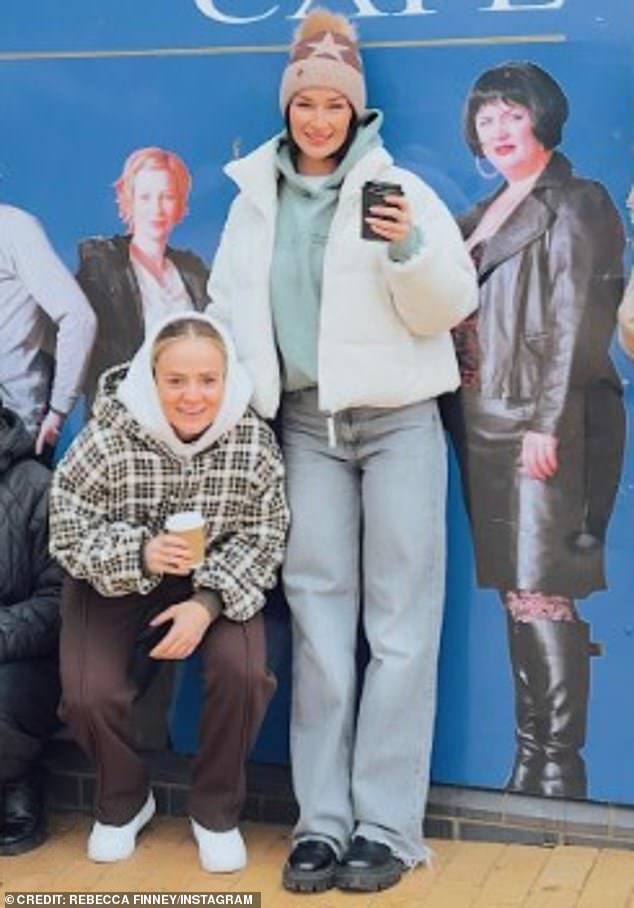 وبينما كانوا يلتقطون الصور مع أصدقائهم، كتبت ريبيكا: 