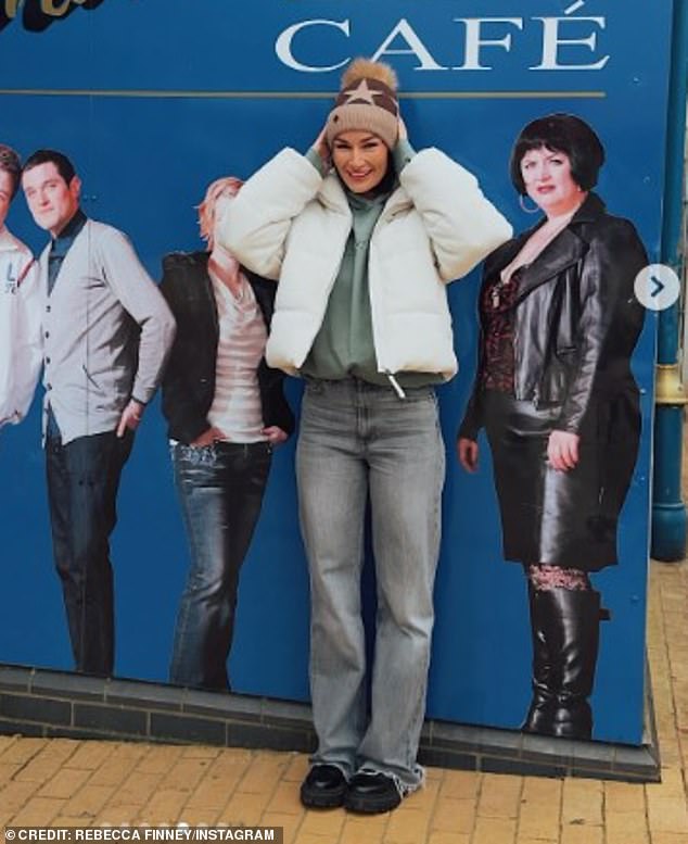 في سلسلة اللقطات الخاصة بها، يمكن رؤية ريبيكا وهي تستمتع ببعض المعالم السياحية المحلية وتستكشف مناطق الجذب السياحي في جزيرة جافين وستيسي