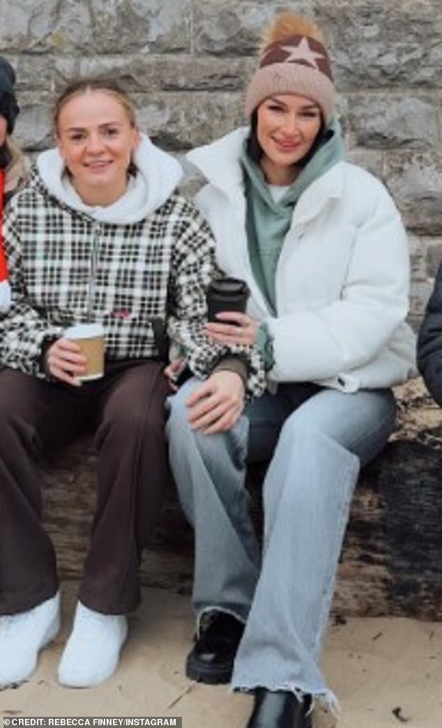 والآن، بعد أسابيع فقط من الشروع في علاقتها المثلية، تبدو مغرمة أثناء استمتاعهما برحلة إلى جزيرة باري في ويلز.