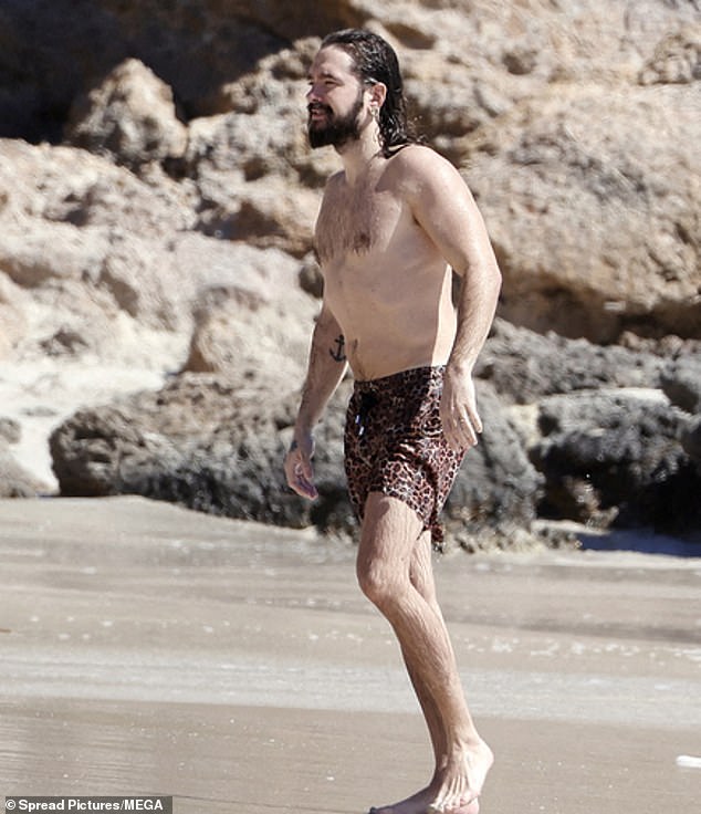 وفي الوقت نفسه، أظهر كوليتز لياقته البدنية المتناغمة والموشومة بينما كان يرتدي قميصًا بدون قميص في سروال السباحة بطبعة الفهد.