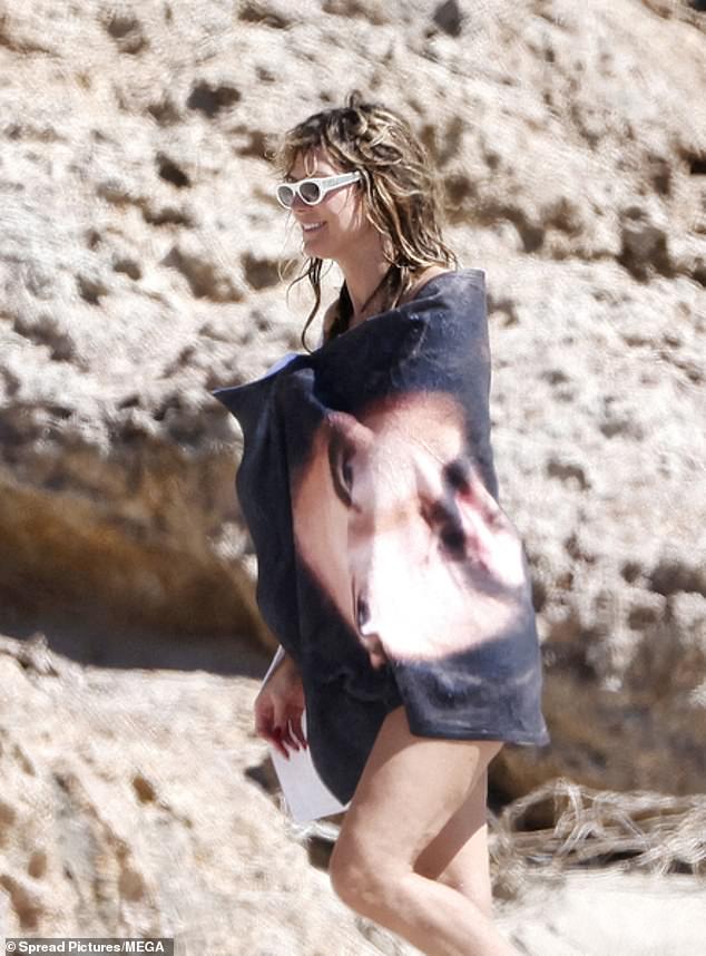 يأتي ذلك بعد أيام قليلة من رؤية كلوم وهي عارية الصدر على الشاطئ مع كوليتز حيث استمتعتا بجلسة لطيفة في الأمواج.