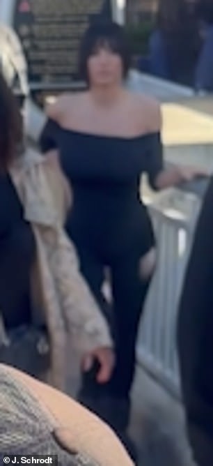 أذهل سينسوري في بذلة ملتصقة بالمنحنى