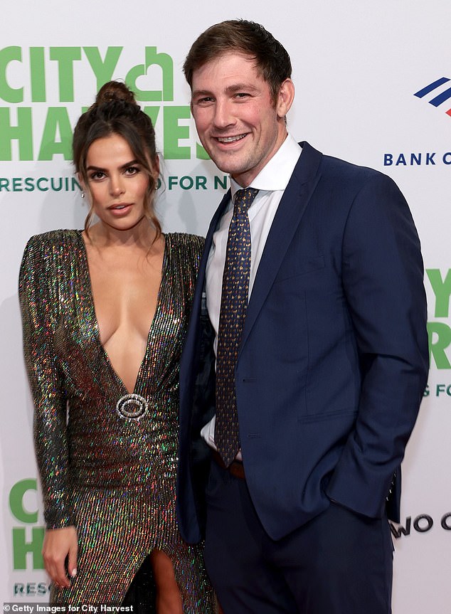 ويأتي ذلك بعد أن أعلن نادر وهيري انفصالهما في مايو 2024، حيث كشفت العارضة في يناير 2025 أن الطلاق لم يتم الانتهاء منه بعد؛ الصورة في أبريل 2022