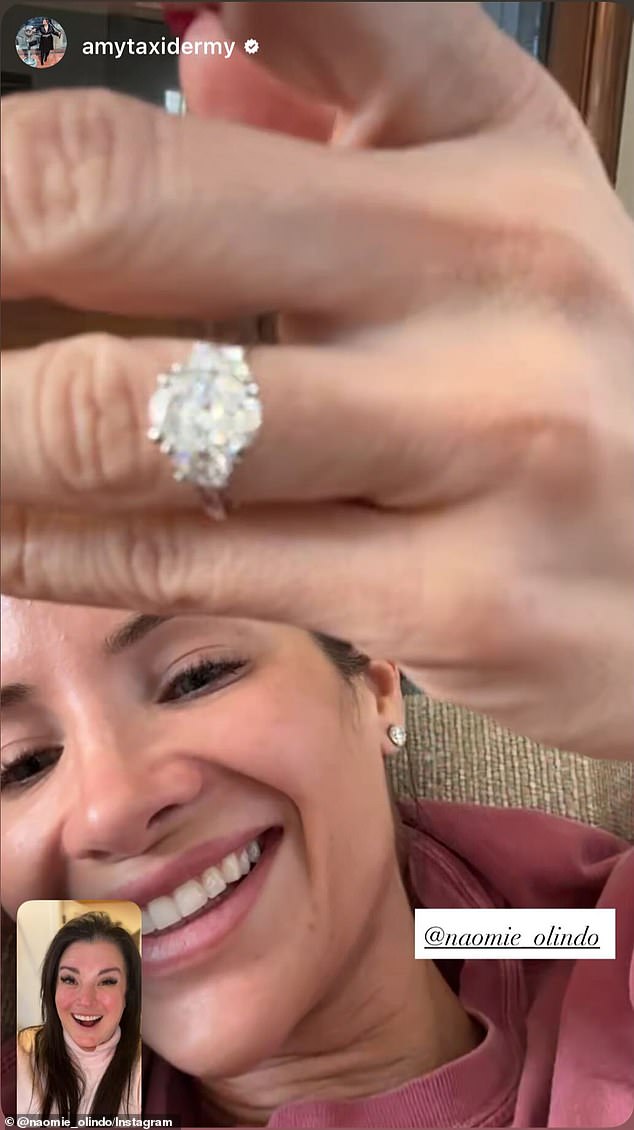 عرضت أوليندو خاتم خطوبتها الماسي في مكالمة فيديو مع أحد أفراد أسرتها