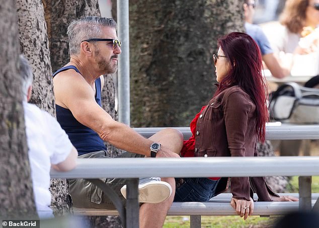 يبدو أنهم منخرطون في محادثة جادة