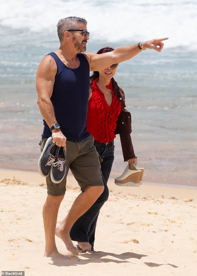 وكانت صني، البالغة من العمر 58 عامًا، ترتدي بلوزة حمراء مكشكشة وسترة بنية وبنطلون جينز.