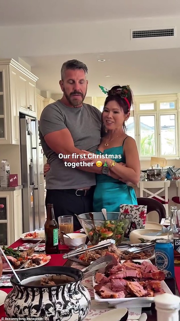 أمضى الزوجان أول عيد ميلاد لهما معًا الأسبوع الماضي، حيث اجتمعا مع عائلاتهما في يوم من الاحتفالات