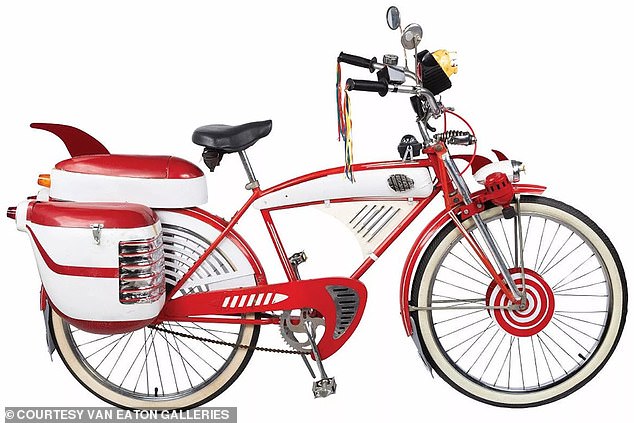 استلمت كورتني الدراجة بعد سبعة أشهر من شراء واحدة من الدراجات الـ14 المستخدمة في صناعة الفيلم مقابل 125 ألف دولار على الدراجة في مزاد في مايو الماضي.