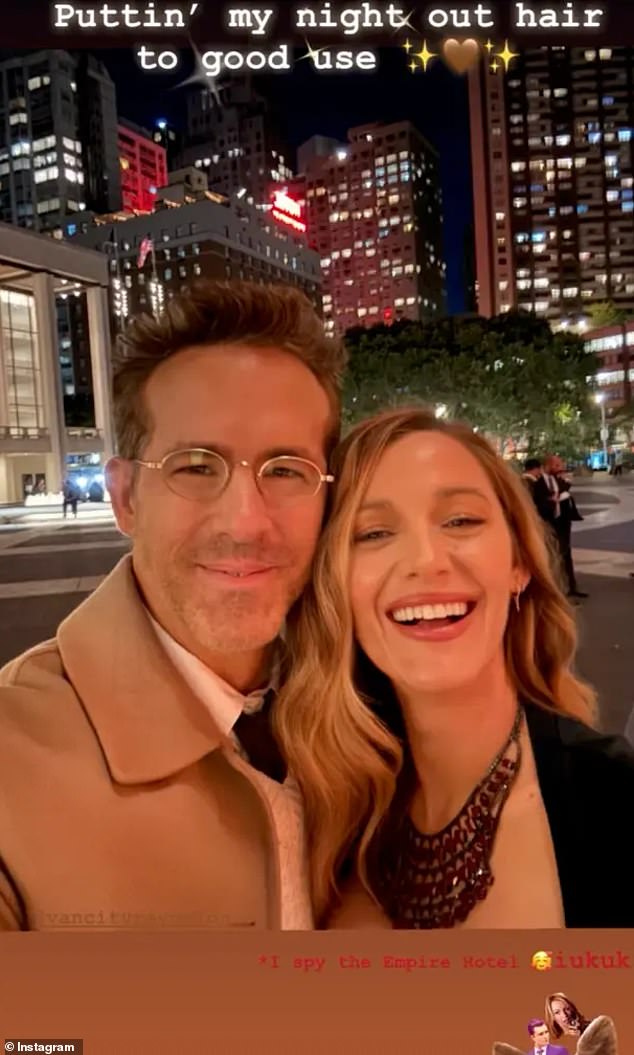 الممثلة في الصورة صورة شخصية مع زوجها ريان رينولدز