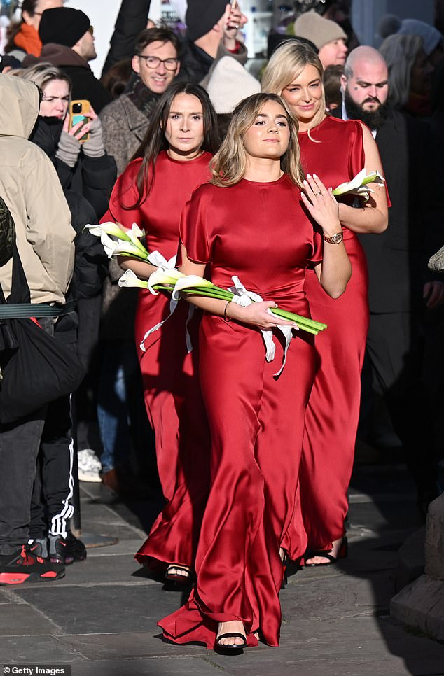 لم تتم دعوة جميع أفراد عائلة بيتي لحضور حفل الزفاف، باستثناء بيث شقيقة آدم التي كانت وصيفة الشرف (في الصورة مع شقيقتي هولي ميغان وتيلي رامزي).