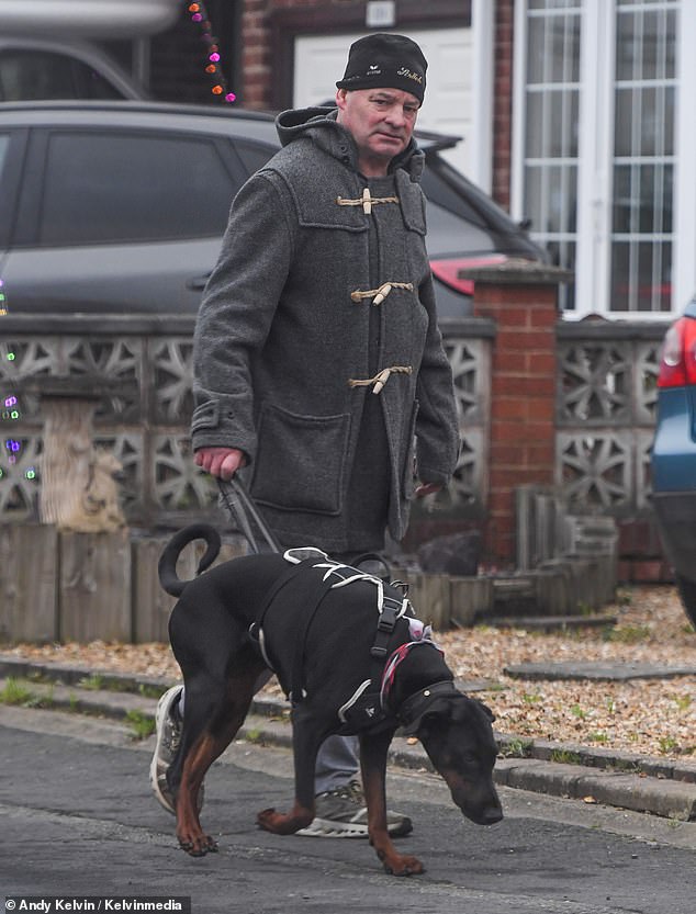 وشوهد مارك، والد آدم، يوم الاثنين بالقرب من منزله في ستافوردشاير بعد أن ورد أنه طلب حضور اليوم الكبير، ولكن قيل له إنه سيتعين عليه الجلوس في الخلف.