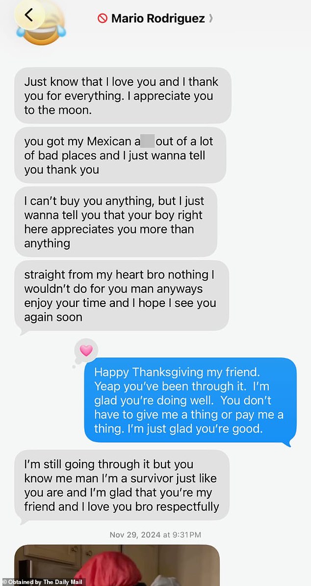 وفي الرسالة النصية الأولى التي شاهدتها صحيفة ديلي ميل، يبدو أن رودريجيز يعبر عن حبه وإعجابه ببيري، ويكيل الثناء على إخراجه من 