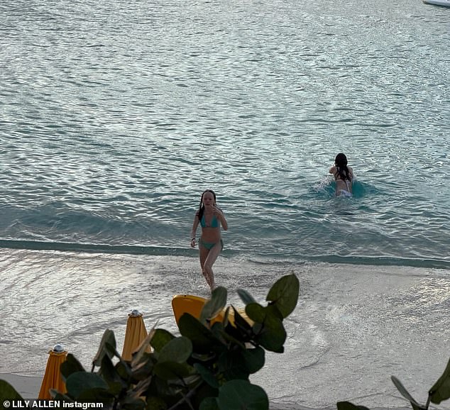 وشاركت لاحقًا صورة لبناتها وهي تسبح في البحر عند وصولهن لقضاء العطلة