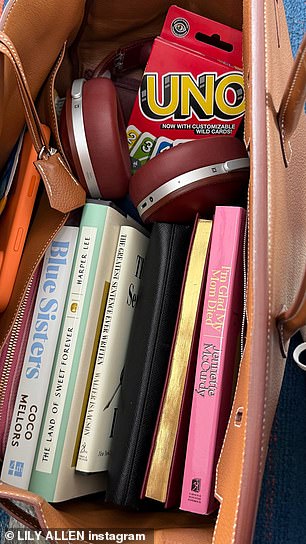 شاركت ليلي أيضًا لقطات لحقائب العائلة وحقيبتها المليئة بالكتب والأونو