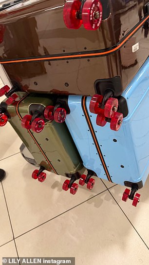 شاركت ليلي أيضًا لقطات لحقائب العائلة وحقيبتها المليئة بالكتب والأونو