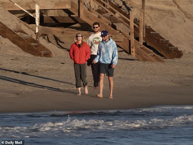 لجأت المجموعة إلى منزل على الشاطئ بجنوب كاليفورنيا، حيث احتفلوا بعيد ميلاد رومي الثامن والعشرين خلال عطلة نهاية الأسبوع