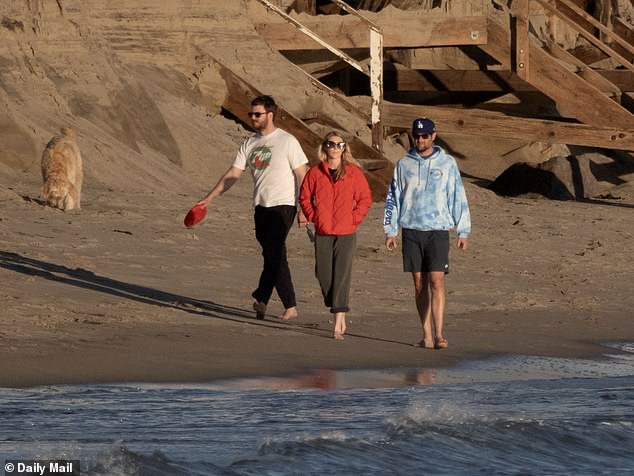 كان أليكس يحمل الفريسبي الخاص ببيلي طوال الرحلة