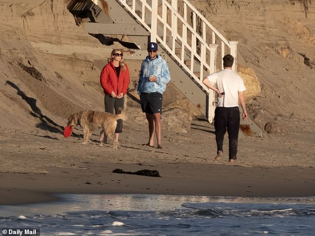 كان الثلاثي يمشون مع كلب رومي بيلي