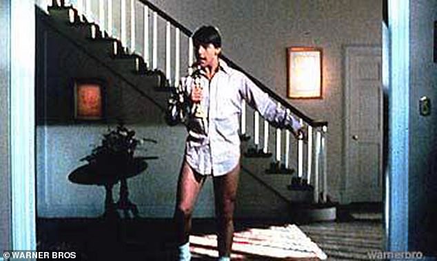 قام الشاب البالغ من العمر 20 عامًا بتحميل مقطع لوالدته وهي تتألم في يوم عيد الميلاد على أغنية Old Time Rock And Roll لبوب سيجر في إشارة إلى روتين مدخل كروز من فيلم عام 1983 (في الصورة).