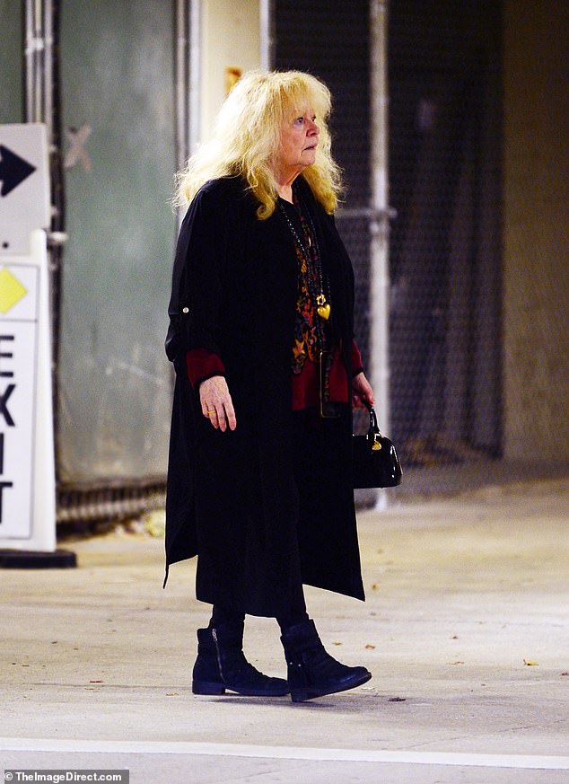 بدت الممثلة البالغة من العمر 78 عامًا، يوم الاثنين، في حالة ذهول عندما خرجت في لوس أنجلوس لأكثر من أسبوعين بعد أن علمت بوفاة المخرج الراحل وزوجته ميشيل سينجر راينر.