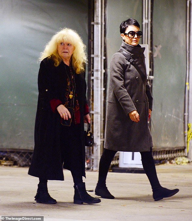 كانت ترتدي ملابس سوداء بالكامل باستثناء سترة منقوشة باللون الأحمر العنابي الغامق وقلادة على شكل قلب ذهبي أثناء نزهاتها.