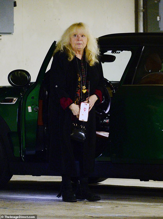 يبدو أن شعرها الأشقر الفاتح قد تم تجعيده وتصفيفه في السابق، واختارت نجمة التلفزيون مظهرًا جديدًا بينما كانت تؤدي المهمات على ما يبدو.