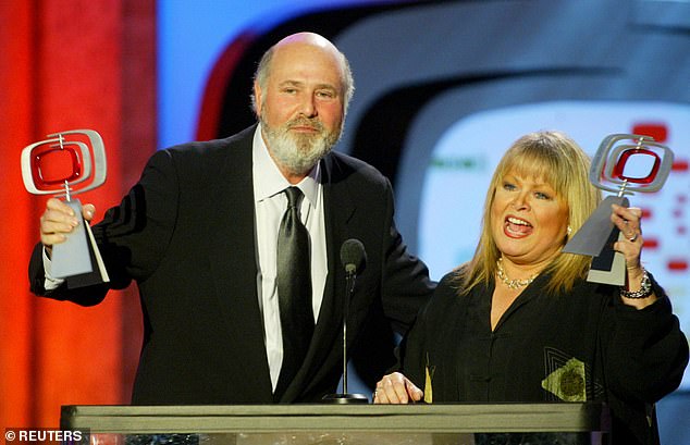 منذ أكثر من عقدين من الزمن، اجتمع الثنائي أيضًا على خشبة المسرح معًا لقبول جائزة المبتكر للمسلسل في حفل توزيع جوائز تي في لاند الافتتاحي في مارس 2003.