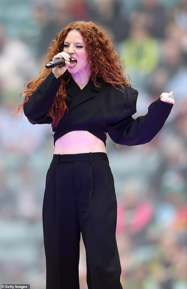 وبحسب ما ورد انفصلت المغنية عن Roc Nation بعد ثلاث سنوات فقط من توقيعها معهم، وفقًا لصحيفة ذا صن