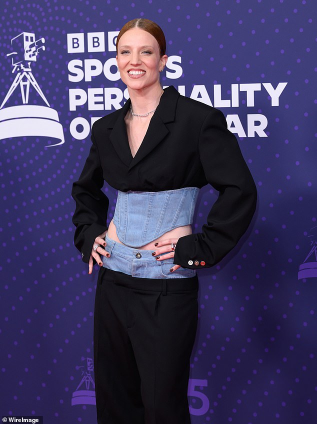 ويعتقد أنها تتلقى الآن التوجيه من كريج لوجان، الذي يدير شركة Logan Media Entertainment