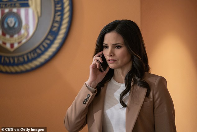 أنا ممثلة. لقد استخدم الذكاء الاصطناعي لانتحال شخصيتي كذبًا (من خلال) إرسال رسائل صوتية إلى الأشخاص باستخدام صوتي وصورتي في محاولة لتدمير سمعتي وتعكير صفو السلام. في الصورة على NCIS