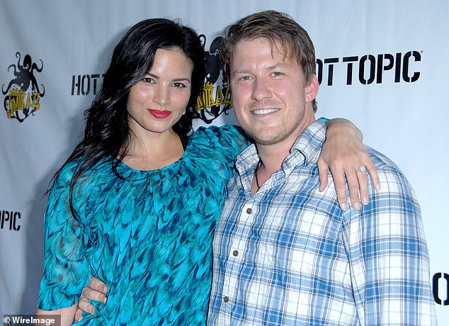 ويسري الأمر التقييدي المؤقت حتى 13 يناير، حيث سيتم عقد جلسة استماع بشأن الأمر. سيعقد لو وأندرين جلسة افتراضية مع وسيط للعمل على زيارة ابنتهما في 12 يناير؛ الصورة في عام 2012 في لوس أنجلوس