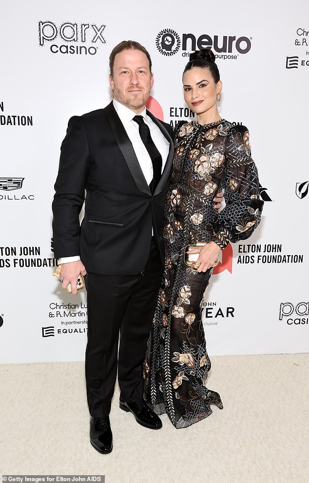 زعمت لو، 40 عامًا، في طلب أمر تقييدي تم تقديمه في 23 ديسمبر أن زوجها السابق كيث أندرين، 51 عامًا، استخدم برنامج الذكاء الاصطناعي لإرسال رسائل تحاكيها إلى عدة أشخاص، بما في ذلك شريك رومانسي جديد؛ تم تصويرهما معًا في عام 2022 في غرب هوليود