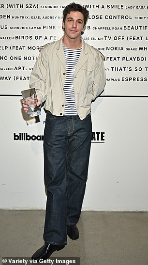 انضمت الممثلة إلى المغنية Model Model، 28 عامًا، لتناول عشاء بسيط، وفقًا للصور التي حصلت عليها TMZ؛ الفنان الموسيقي الذي شوهد في وقت سابق من هذا الشهر في لوس أنجلوس