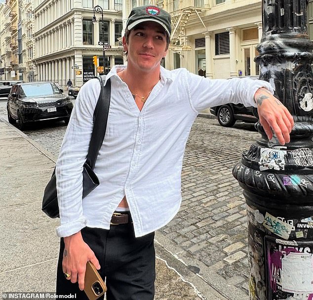 يشتهر بيلسبري بإصدار أغانٍ مثل Never Let You Go وأغنيته Sally، When The Wine Runs Out التي انتشرت بشكل كبير في وقت سابق من هذا العام.