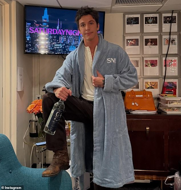 تم أيضًا إرسال نصيحة إلى موقع القيل والقال DeuxMoi وتم نشرها على Instagram في 19 ديسمبر - تدعي أن جونسون وبيلسبري قد شوهدا في Vandell، وهو بار كوكتيل يقع في لوس أنجلوس؛ نموذج الدور الموضح أعلاه