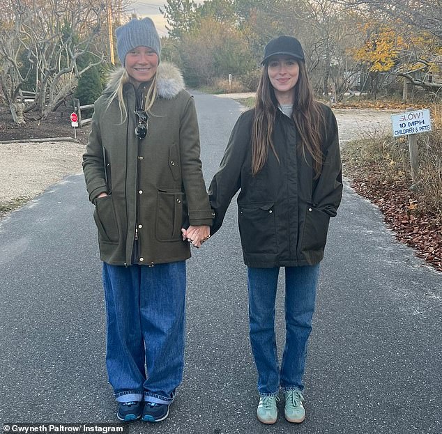 إلى جانب التقرب من أطفاله، طور جونسون أيضًا صداقة مع بالترو أيضًا على مر السنين