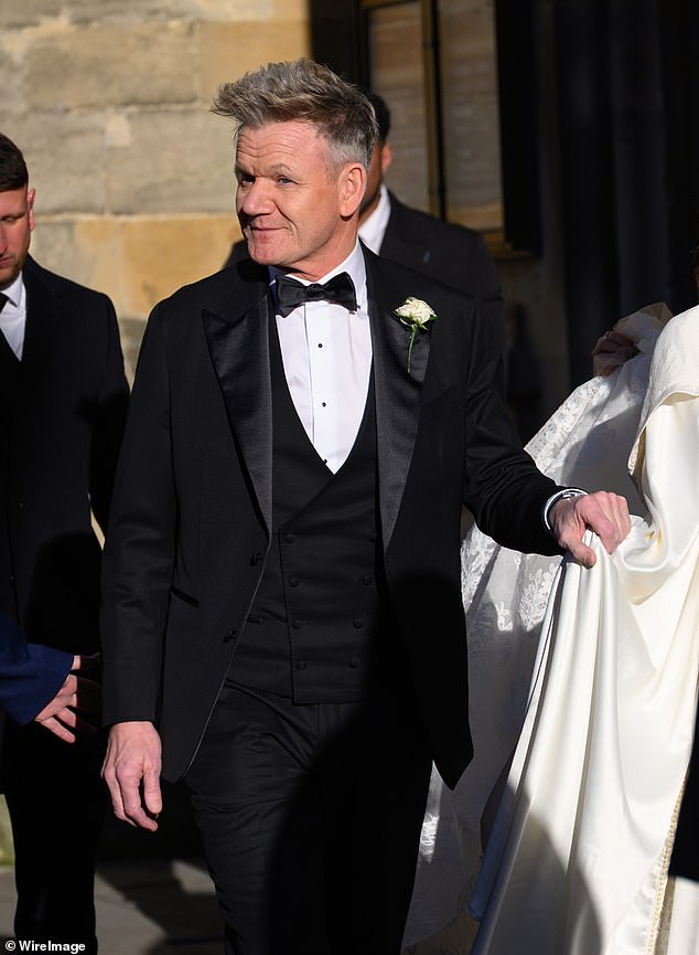 وبحسب ما ورد قام والد العروس جوردون رامزي بحفر وحشي على والدي صهره الجديد في خطابه، مما ترك والدة آدم كارولين 