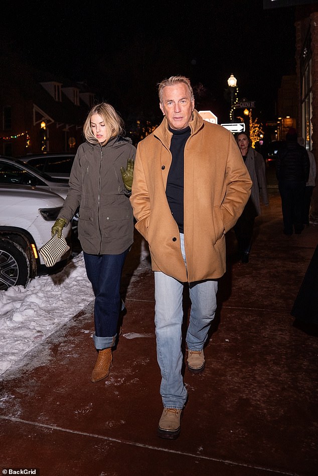 الممثل، 70 عامًا، والكاتب، 46 عامًا، اختتموا ليلتهم الدافئة بالخارج حيث انضمت إليهم مجموعة من الأصدقاء