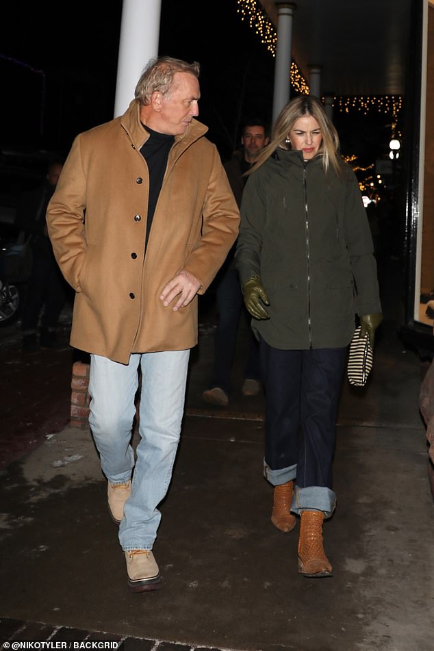 كما ارتدت قفازات خضراء، وأكملت إطلالتها للسهرة بحقيبة كلاتش مخططة