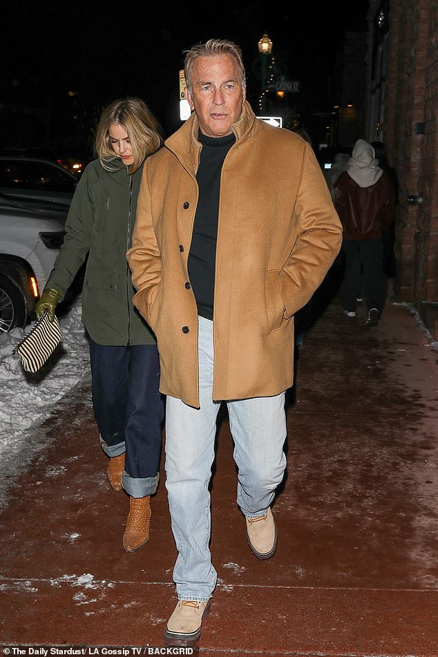 اختارت كيلي معطفًا كاكيًا مع بنطال جينز داكن وأضفت ارتفاعًا إلى إطارها مع زوج من أحذية الكاحل البنية