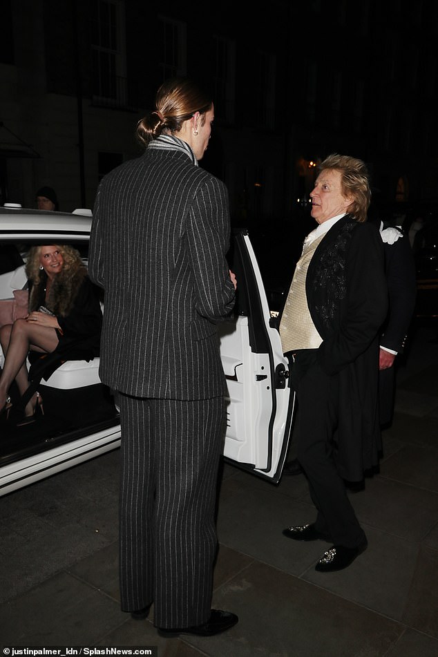 تحدث الزوجان قبل العودة إلى المنزل في سيارتهما