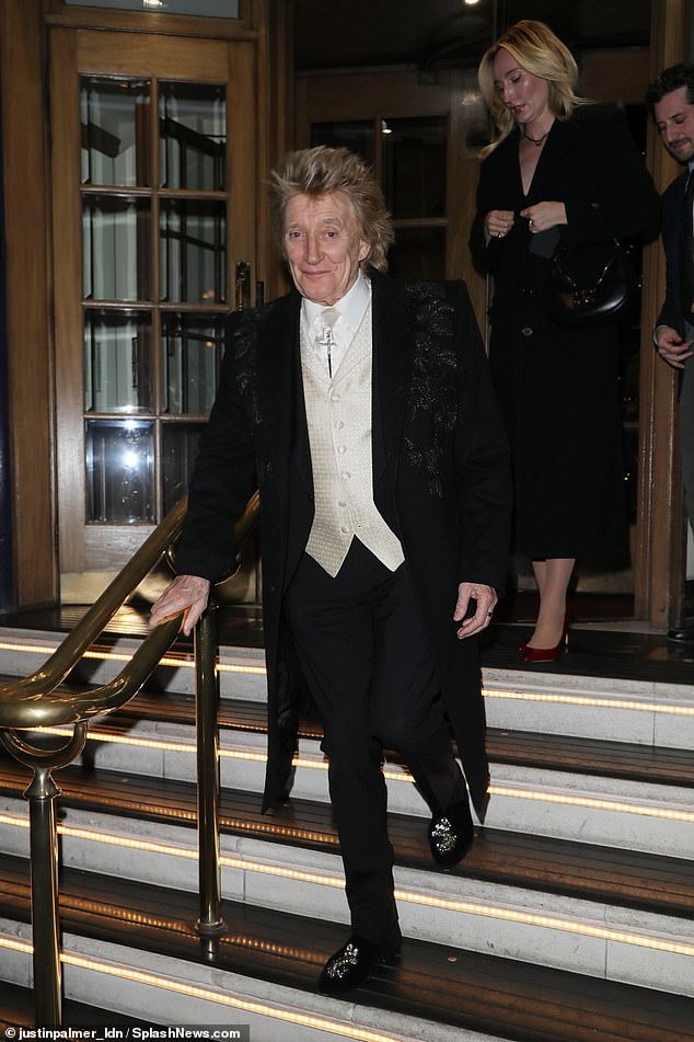 ارتدى أسطورة الموسيقى سترة سوداء مرصعة بالجواهر وصدرية كريمية وقميصًا أبيض