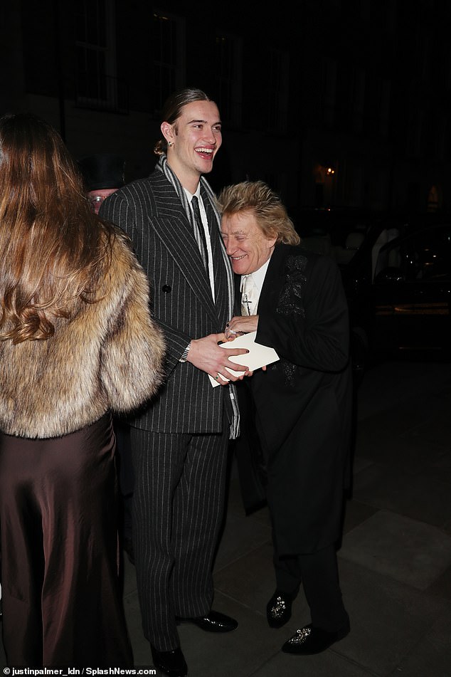 وكان الابن الأكبر للزوجين علي، البالغ من العمر 20 عامًا، حاضرًا أيضًا حيث شارك لحظة جميلة مع والده